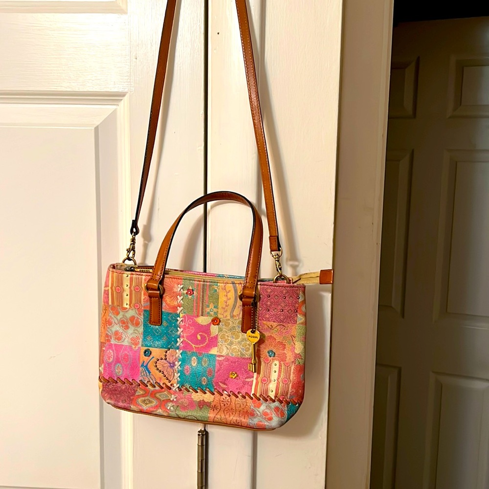 Like new beautiful FOSSIL leather vintage satchel  crossbody bag,,
